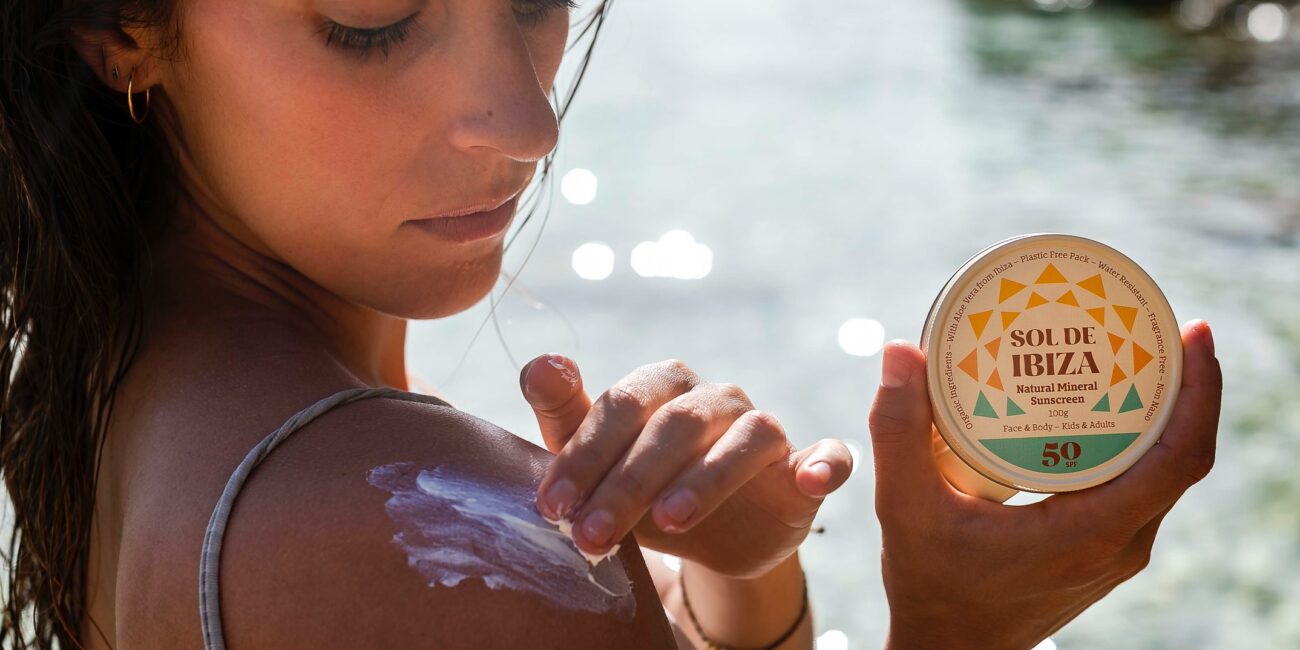 Suvised ilmad toovad endaga päikese, soojuse ja rohkem aega looduses – aga kas su naha kaitse on sama päikesekindel kui su tuju? Kui mõtled, et “natuke päikest 